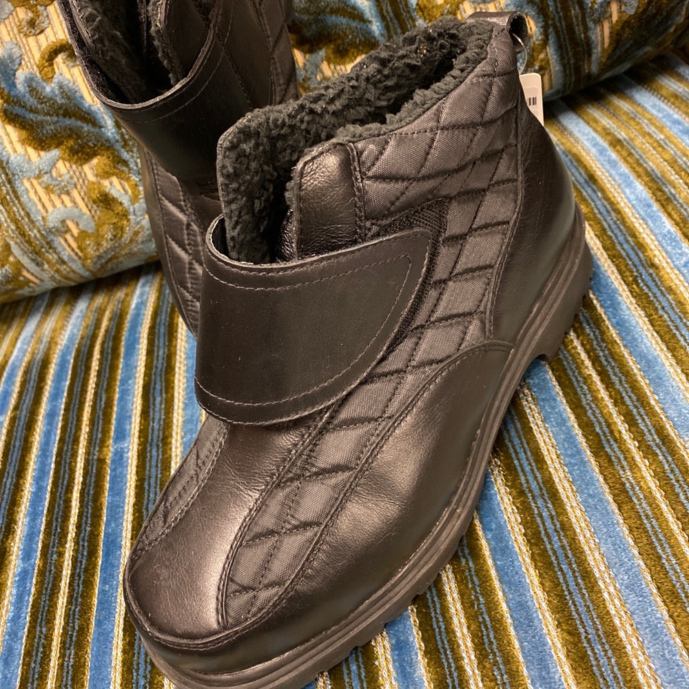 Propet  ladies Sz. 7.5 Black Winter Boot